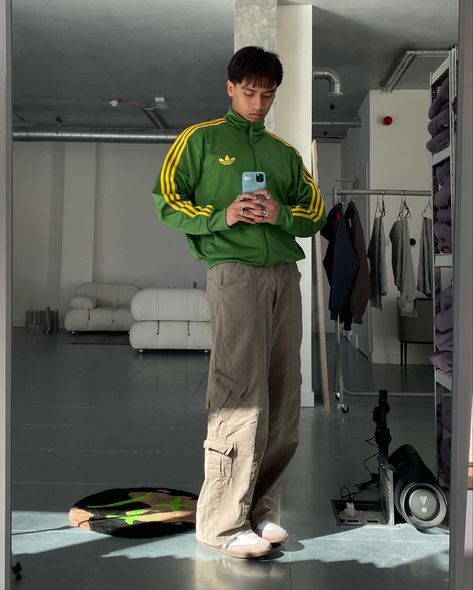 Adidas Jacket Outfit Street Style, Adidas Zip Up Outfit, Adidas Track Jacket Outfit, Track Jacket Outfit, Adidas Jacket Outfit, Korean Mens Fashion, Adidas Sambas, Jacket Adidas, Adidas Tracksuit