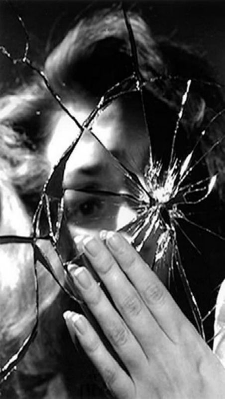 Shattered Mirror, Exposition Photo, Mirror Photography, Reflection Art, Foto Portrait, Broken Mirror, Reflection Photography, Kunst Inspiration, Gcse Art