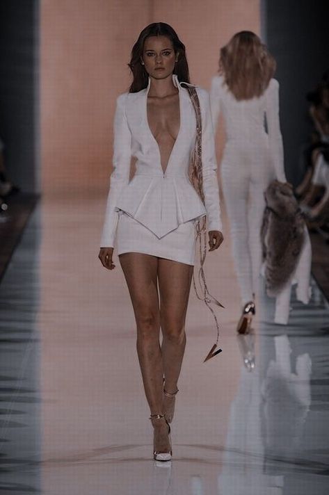 Top Model Aesthetic, High Fashion Runway Outfits, Model Outfits Runway, Fashion Runway Aesthetic, Runway Model Aesthetic, Pose Mannequin, Top Model Fashion, Vision Board 2023, Silhouette Mode