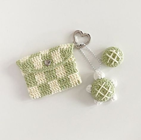 melon crochet keychain and wallet! by doongx2_knitting   #crochet #crocheting #crochetlove #crochetaddict #crochetersofinstagram  #fruit  #melon  #charms #keychain #diy #wallet #pouch