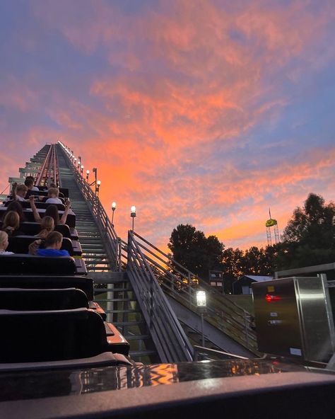 Worlds Of Fun Aesthetic, Amusement Park Aesthetic Rollercoaster, Roller Coasters At Night, Summer Roller Coaster, Carowinds Aesthetic, Rollar Coasters Aesthetic, Aesthetic Roller Coaster, Themepark Aesthetic, Six Flags Aesthetic