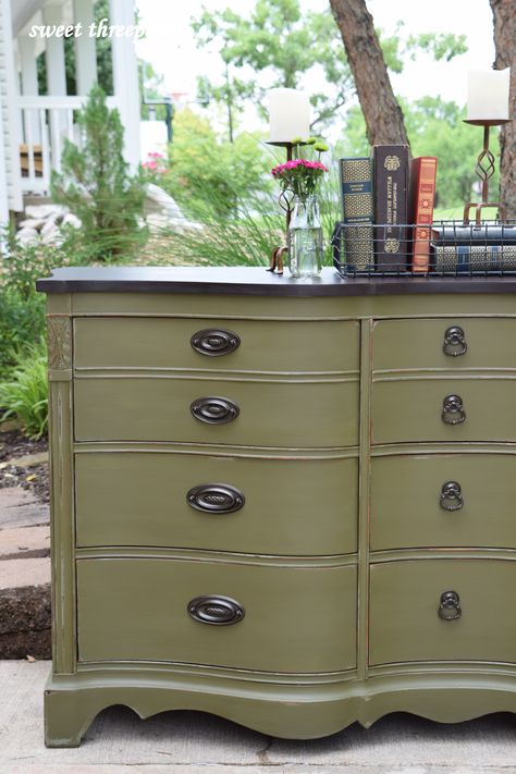 The rich color of this olive buffet is making me green with envy that it won't be staying in my home!  I absolutely adore green and it was the perfect cho Olive Green Furniture, Annie Sloan Olive, Green Furniture Paint, Vintage Buffet Makeover, Keeping Room Ideas, Annie Sloan Paint Colors, Rustoleum Chalk Paint, Chalk Paint Kitchen, Black Painted Furniture