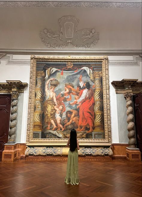 Girl looking at very large painting in a museum Dali Museum Florida, Ringling Museum, Hirshhorn Museum, Museum Photography, Florida Photography, Night At The Museum, Prom Photos, Grad Pics, Senior Photoshoot