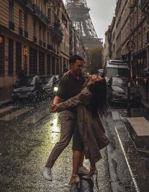 Paris Romance Aesthetic, Paris Couple Pictures, Story Telling Photography, Rainy Photoshoot, London Couple, Paris Romance, Paris Couple, Storytelling Photography, Couple Picture