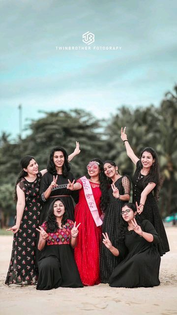 Twinbrother Fotografy on Instagram: "Bridal shower Bride Keerthana @__archana_.m @a_i.s.h_u @sree_sarayu @athulya._sukumaran @haripriya_chiku" Bride To Be Decoration Ideas In Beach, Bridal Shower Poses For Bride, Brides To Be Decorations, Bridal Shower Beach Photoshoot, Bride To Be Photo Ideas, Brid To Be Decorations, Bride Group Poses, Bride To Be Ideas Bachelorette, Bridemades Photo Ideas