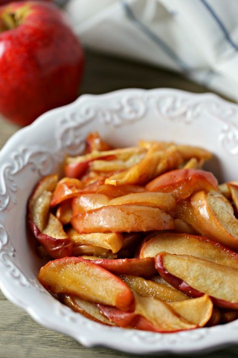 For the perfect side dish for your favorite pork, ham or chicken recipe, these Roasted Apples are absolutely delicious! Apple Side Dish, Apple Side Dish Recipes, Apple Crockpot Recipes, Fall Recipes Sides, Pork Side Dishes, Side Dishes For Ham, Roasted Rainbow Carrots, Side Dishes For Chicken, Roasted Apples