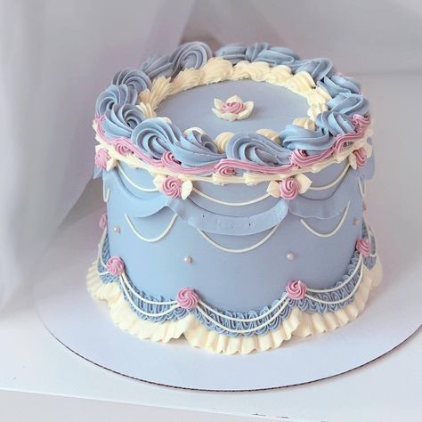 Bolo Vintage, Vintage Birthday Cakes, Pretty Dessert, Cute Baking, Creative Birthday Cakes, Simple Birthday Cake, Pretty Birthday Cakes, Cute Birthday Cakes, Just Cakes