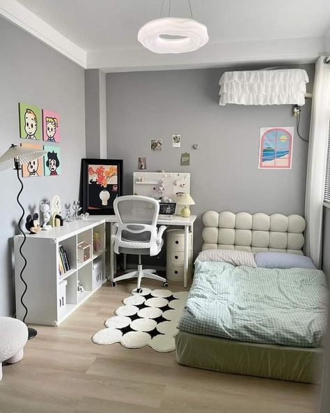 Bilik Tidur Aesthetic, Kamar Aestethic, Bedroom With Desk Layout, Aesthetic Small Bedroom Ideas, Functional Bedroom Ideas, Cuarto Aesthetic, Cuartos Aesthetic, Layout Bedroom, Bedroom Moody