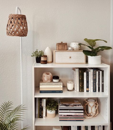 Small Bookcase Living Room, Minimal Living Room Bookshelf, Living Room Book Display, Bedroom Bookshelf Styling, Living Room Book Shelf Aesthetic, Small Bookshelf Styling With Books, Guest Room Bookshelf, White Bookshelf Decor Living Room, Bookshelf Styling Small