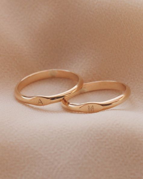 Engraved Signet Ring, Couple Ring Design, Engagement Rings Couple, Gold Rings Fashion, Gold Ring Designs, Golden Ring, Gold Signet Ring, Couple Jewelry, Initial Ring