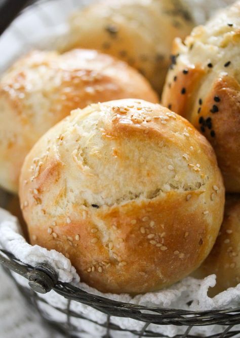 Easy Breakfast Bread, Breakfast Rolls Recipe, Artesian Bread, Crusty Bread Rolls, Crusty Rolls, Hard Rolls, Bread Rolls Recipe, Bread Soft, Homemade Bread Recipes Easy