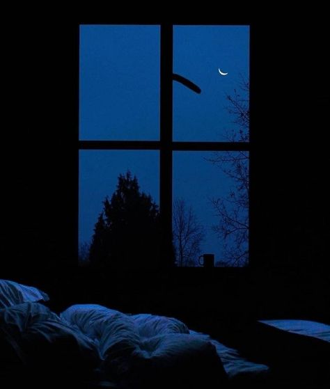 Insomnia Aesthetic, Room Aesthetic Dark, Bedroom Aesthetic Dark, Blue Hour Photography, Night Window, Blue Aesthetic Dark, Moonlight Photography, Photo Room, Night Scenery