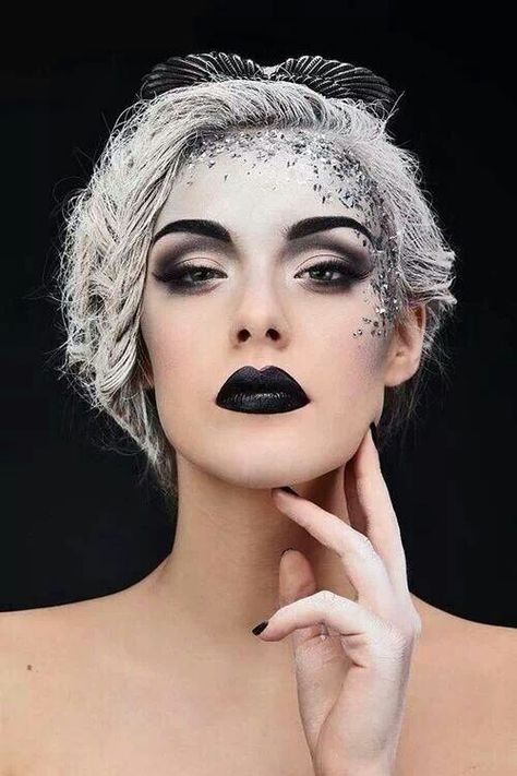 Ice queen-love the gradient white makeup and pose Styl Goth, Makeup Fantasi, Extreme Make-up, Carnaval Make-up, Editorial Make-up, Fantasy Make-up, Sparkle Makeup, Fashion Make Up, High Fashion Makeup