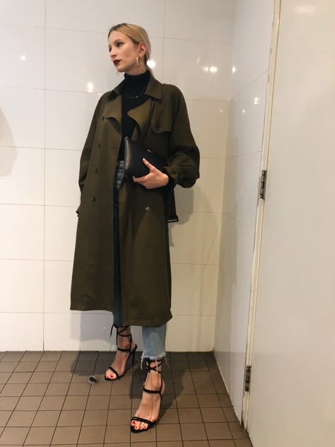 Khaki Green Coat Outfit, Green Trench Coat Outfit Winter, Green Long Coat Outfit, Dark Green Trench Coat Outfit, Green Trenchcoat Outfit, Olive Green Trench Coat Outfit, Khaki Coat Outfit, Green Coat Outfit Winter, Oversized Trench Coat Outfits