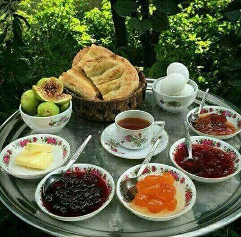 Tea time Iranian Breakfast, Persian Breakfast, Armenian Recipes, Iranian Food, Moroccan Food, Persian Food, Tea Time, Camembert Cheese, French Toast