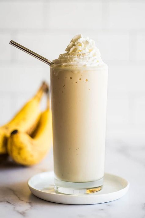 How to make the Banana Milkshake of your dreams. Caramel Frappe Recipe, Banana Shake Recipe, Healthy Milkshake Recipes, Banana Milkshake Recipe, Milkshake Recipe Easy, Homemade Milkshake, Chocolate Fudge Sauce, Frappe Recipe, Banana Shake