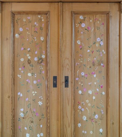 Painting On Closet Doors, Floral Wardrobe Design, Painted Door Flowers, Door Painting Ideas Bedroom Flowers, Flower Door Painting, Hand Painted Cabinets Kitchens, Flowers Painted On Door, Dresser With Painted Drawers, Hand Painted Flowers On Furniture