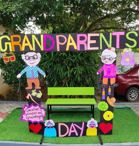 Grand Parents Day Selfie Corner, Grandparents Day Celebration Ideas, Grand Parents Day Decoration In School, Grandparents Day Decorations For School, Grandparents Day Photo Booth, School Decorations Diy, Grand Parents Day, Nursery Class Decoration, Selfie Point