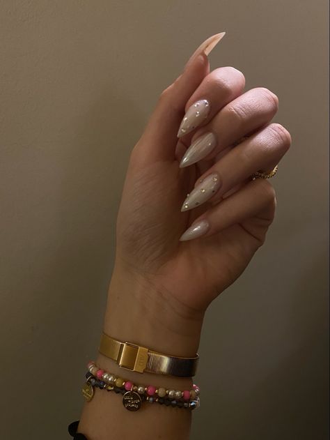 Cream Nails With Rhinestones, Milky White Almond Nails With Rhinestones, Sharp Summer Nails, Chrome Nails Diamonds, Crome Nails With Rhinestones, Stilleto Nails Rhinestone, Chrome Gem Nails, Chrome And Diamond Nails, Chrome Nails Rhinestones