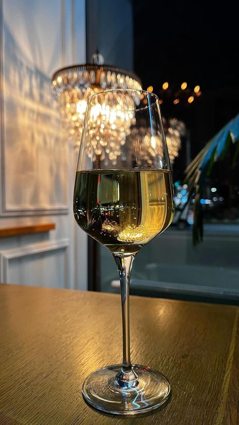 Alcoholic Drinks Photography, Drink Photo Instagram, Drinking Aesthetic, Wine At Night, Night Out Drinks, Dinner With Wine, Aesthetic Drink, Wine Aesthetic, Drinks Aesthetic