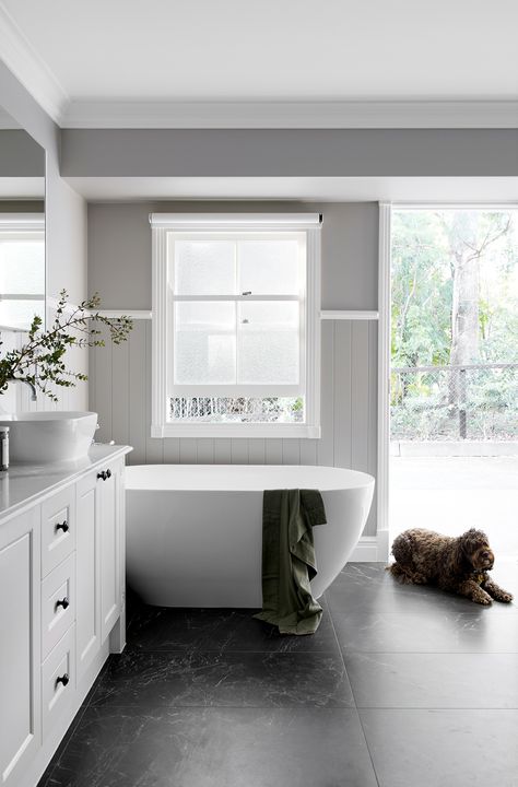 Hampton Style Bathrooms, Hamptons Style Bathroom, Mini Labradoodle, Styl Hampton, Balkon Design, Interior Minimalista, Style Bathroom, Hamptons Style, Grey Bathrooms