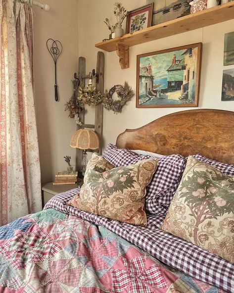 34 Cottagecore Bedrooms That Couldn't Be Any Cozier Cottagecore Bedrooms, Cottagecore Homes, Cottagecore Bedroom Ideas, Cottagecore Bedroom, Cottagecore Living, Cottagecore Home, Cottage Bedroom, Up House, Master Bedrooms Decor