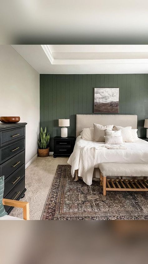 Shiplap Bedroom, Green Bedroom Walls, Dark Accent Walls, Green Accent Walls, Bad Inspiration, Accent Wall Bedroom, Green Walls, Bedroom Refresh, Bedroom Green