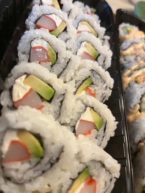 Sushi California Roll, California Roll Sushi, Roll Sushi, California Roll, Christmas Dishes, Food Recepie, Looks Yummy, Food And Drink, Rolls