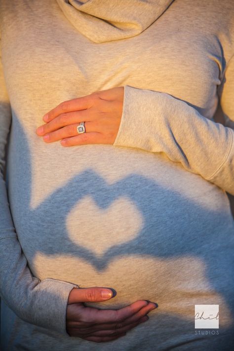 Maternity heart shadow Maternity Shoot Small Bump, Maternity Couple Outfit Ideas, Maternity Photography Small Bump, Simple Cute Maternity Pictures, Nerdy Maternity Photography, Maternity Photography March, Fall Bump Pictures, Cute Maternity Pictures Ideas, Shadow Pregnancy Pictures