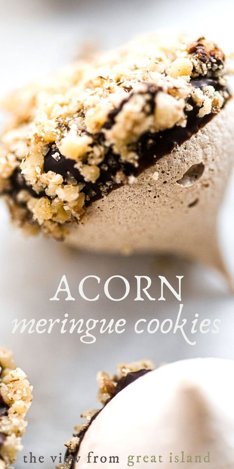 Acorn meringue cookies are adorable cocoa-flavored meringue kisses dipped in chocolate and coated with ground walnuts. They look like little acorns, but taste like the crispest little chocolatey treat you've ever had! Meringue Cookies Easy, Dessert Trio, Meringue Cookie Recipe, Meringue Kisses, Dipped In Chocolate, Dipped Cookies, Cookies Easy, Meringue Cookies, Fall Cookies