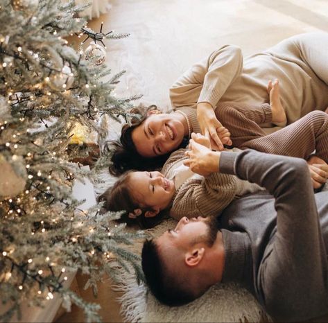 Simple Family Christmas Pictures At Home, Family Xmas Photos Ideas At Home, Lifestyle Family Christmas Photos, Christmas Morning Family Pictures, Christmas Family Photo At Home, Studio Family Christmas Pictures, Christmas Cozy Photoshoot, Christmas Photoshoot Home Ideas, Christmas Family Photos Ideas