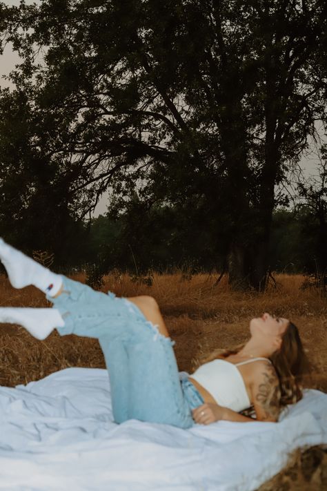 Outdoor Blanket Photoshoot, Photoshoot With Blanket, Blanket Poses, Blanket Photoshoot, Bday Photoshoot, Levi 501s, Winter Blanket, Winter Blankets, Outdoor Photoshoot