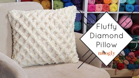 Fluffy Yarn Crochet, Washable Throw Pillows, Crochet Fluffy, Crochet Pillow Patterns Free, Crochet Outfit, Pillow Patterns, Cozy Throw Pillows, Plush Crochet, Fluffy Yarn