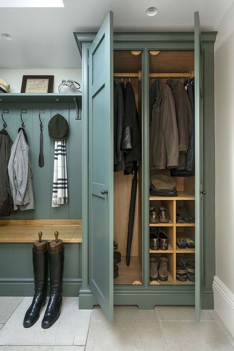 Boot Room Utility, Utility Room Designs, Mudroom Cabinets, Vstupná Hala, Mudroom Bench With Storage, Mud Room Entry, Mudroom Bench Ideas, Bench Mudroom, Mudroom Entryway