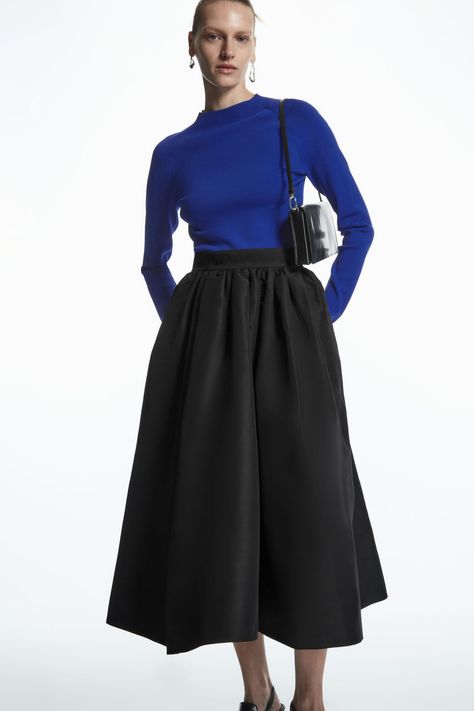 VOLUMINOUS TAFFETA MIDI SKIRT - BLACK - COS Full Skirt Outfit, Midi Rock Outfit, Timeless Knitwear, December Outfits, Midi Skirt Outfit, Rock Outfit, Skirt Trends, French Women, Mid Length Skirts