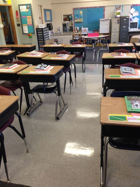 MY CLASSROOM, ESTABLISHING PATHWAYS FOR CHILDREN TO MOVE: The rows are broken up to include aisles, which allow the students to easily move from the front to the back of the classroom. Messy Classroom, Old Classroom, Primary School Classroom, Classroom Background, Classroom Pictures, School Images, School Interior, 4th Grade Classroom, Dream School