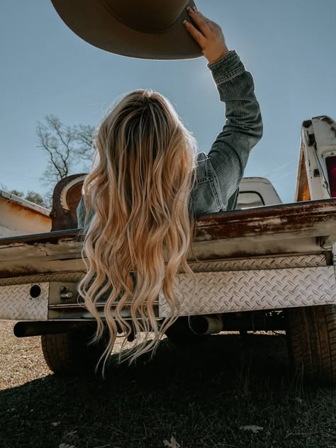 Indiana Senior Pictures, Blonde Hair Cowgirl Aesthetic, Western Lifestyle Photography, Wheelbarrow Photoshoot, Rancho Photoshoot, Cowgirl Blonde, Rodeo Photoshoot, Western Senior Picture Ideas, Blonde Cowgirl