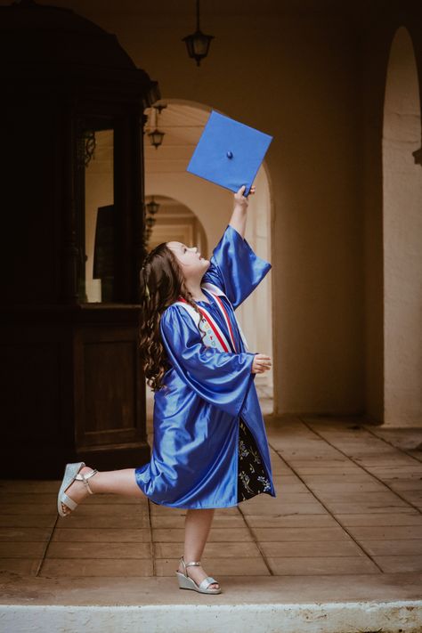 Child Graduation Pictures, Kindergarten Graduation Pictures Friends, Graduation Pictures Elementary School, Graduation Photos Kindergarten, Kindergarten Grad Picture Ideas, Girl Kindergarten Graduation, Kindergarten Graduation Pictures Pink, Prek Graduation Photoshoot, Graduation Kids Photoshoot