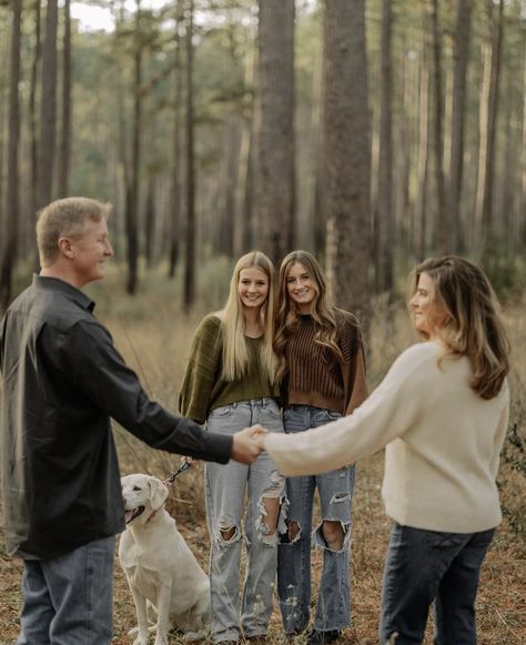 6 Family Member Photos, Outdoor Family Photos Adults, Family Photoshoot Ideas Adults, Large Family Photos Fall, Family Christmas Pictures Teenagers, 5 Kids Family Pictures, Four Person Family Photos, Family Of Four Adults Photo Ideas, Family With Teens Posing