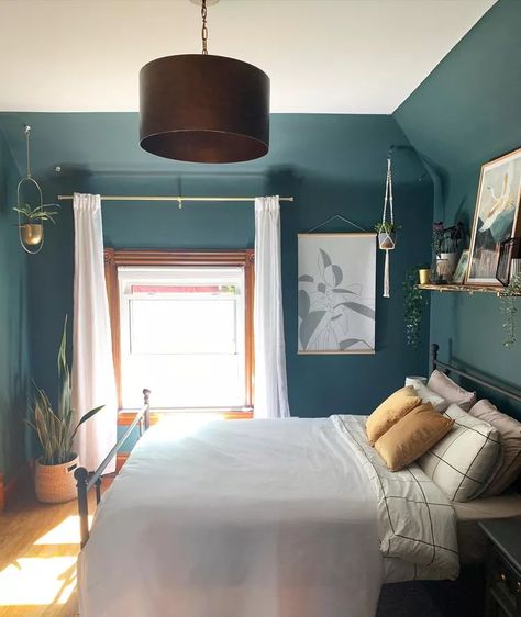 Dark Blue And Turquoise Bedroom, Black And Teal Bedroom Decor, Retro Blue Bedroom, Aqua Bedroom Ideas For Adults, Teal Wall Bedroom, Teal Accent Wall Bedroom, Teal Blue Bedroom, Teal Bedroom Walls, Teal Wall Colors