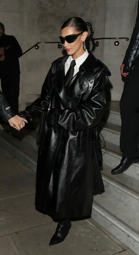 Black Burberry Trench Coat Outfit, Long Black Leather Coat Outfit, Bella Hadid Black Outfit, Bella Hadid Leather Jacket, Long Leather Coat Outfit, Long Leather Jacket Outfit, Wendy Outfit, Red Leather Jacket Outfit, Leather Coat Outfit