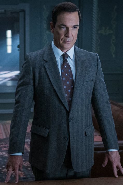 Get the First Look at Lemony Snicket in Netflix's A Series of Unfortunate Events Trailer Lemony Snicket A Series Of Unfortunate, Asoue Wallpaper, Lemony Snicket Series, Patrick Warburton, Count Olaf, Friendly Dogs, Neil Patrick, Lemony Snicket, Home For Peculiar Children