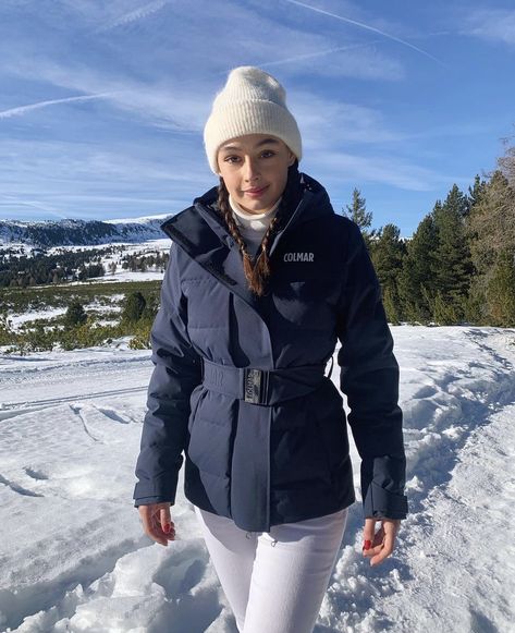 By Elettra Lastra Navy Ski Outfit, White Ski Outfit, Ski Jacket Outfit, Ski Resort Outfit, Ski Essentials, White Ski Jacket, Ski Outfit For Women, Ski Pictures, Winter Jacket Outfits