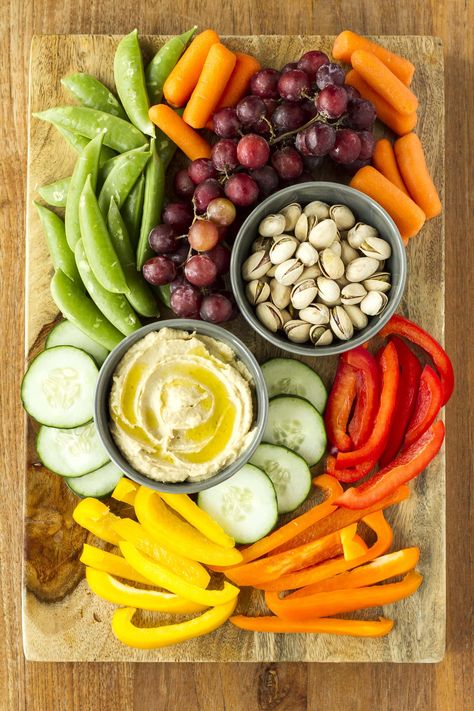 Easy Entertaining Hummus Platter -- this simple and easy @sabradips hummus platter takes less than five minutes to put together and has something for everyone at your gathering... Nuts add a bit of saltiness and grapes add some sweetness, then fill the rest up with lots of colorful fresh seasonal veggies! | hummus platter idea | simple hummus platter | hummus platter veggie tray | hummus platter appetizer | find the details on unsophisticook.com #SummerGrilled ad Veggies Hummus, Simple Hummus, Hummus Snack, Hummus Platter, Vegetable Platter, Snack Platter, Easy Hummus, Rest Up, Party Food Platters