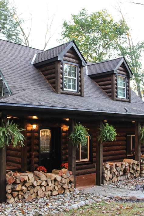 Cottage Core Log Cabin, Cabin Exteriors Ideas, Loghouse Log Cabins, Log Cabin Homes Exterior Small, Cute Log Cabin Exterior, Log Cabin Architecture, Log Cabin Home Decor Ideas, Canadian Log Cabin, Dark Brown Log Cabin Exterior