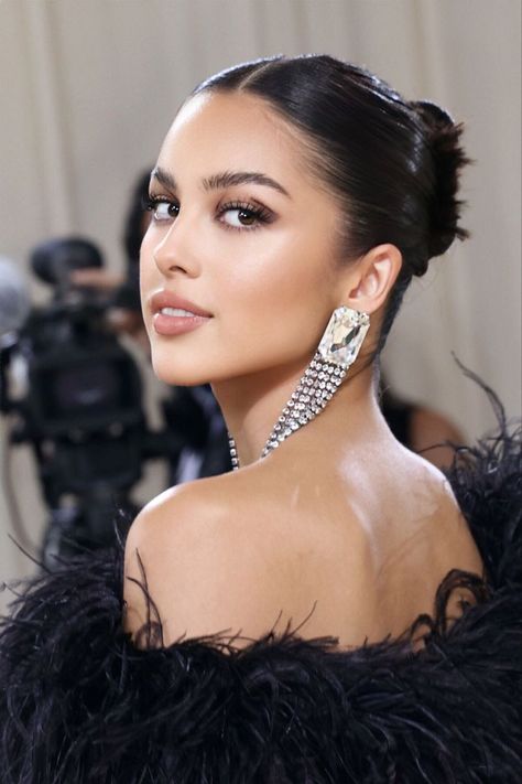 Met Gala 2021 Olivia Rodrigo Met Gala, Sleek Prom Hair, High Bun Hairstyles, Curly Bun Hairstyles, Red Carpet Hair, Sleek Updo, Bridesmaid Hair Makeup, Sleek Hairstyles, Formal Hairstyles