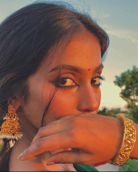 Dark Skin Indian Woman Aesthetic, Indian Eyes Aesthetic, Indian Aesthetic Photoshoot, Bengali Aesthetic, South Indian Makeup, Indian Skin Makeup, Indian Makeup Looks, Indian Eyes, Brown Girls Makeup