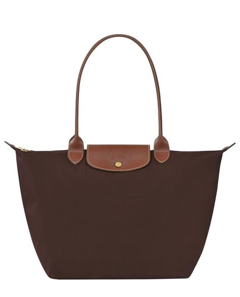 This tote bag from Longchamp captivates you with its minimalist silhouette and ample volume which can easily hold all of your documents or a laptop. Its long handles allow you to wear it comfortably on your shoulder, while its zipper closure ensures the safety of all of your belongings. It can even be folded into the size of a paperback book. Longchamp drew its inspiration from origami when creating LE PLIAGE, a light, foldaway bag that has since become a cult object worldwide. The LE PLIAGE lin Longchamp Le Pliage Brown, Brown Longchamp, Long Champ Le Pliage, University Clothes, Long Champ Bag, Longchamp Tote Bag, Long Champ, Longchamp Tote, Style Moodboard