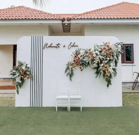 Step And Repeat Backdrop Ideas, Dekor Tunangan Simple, Wedding Stage Decorations Simple, Backdrop Engagement Simple, Photobooth Wedding Backdrop, Rustic Backdrop Wedding, Wedding Photo Booth Backdrop Ideas, Simple Wedding Stage, Simple Wedding Backdrop