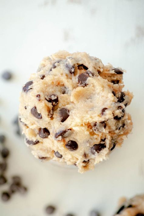 Pâte à cookie crue sans oeuf et sans cuisson, avec des pépites de chocolat. Pate A Cookie Crue, Cookie Dough Healthy, Cookie Dough Desserts, Cookies Dough, Healthy Cookie, Raw Cookie Dough, Best Edibles, Edible Cookies, Cold Desserts